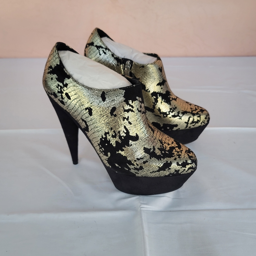 NEW Colin Stuart Platform Black and Silver Metallic Booties